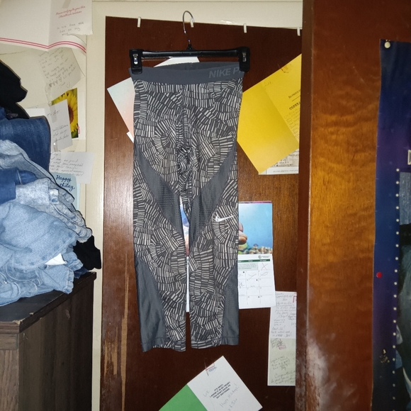 NIKE hyper cool Capri athletic leggings XS - Picture 3 of 8